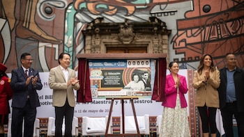 SEP y Lotería Nacional homenajean a maestras y maestros con billete conmemorativo en acto oficial