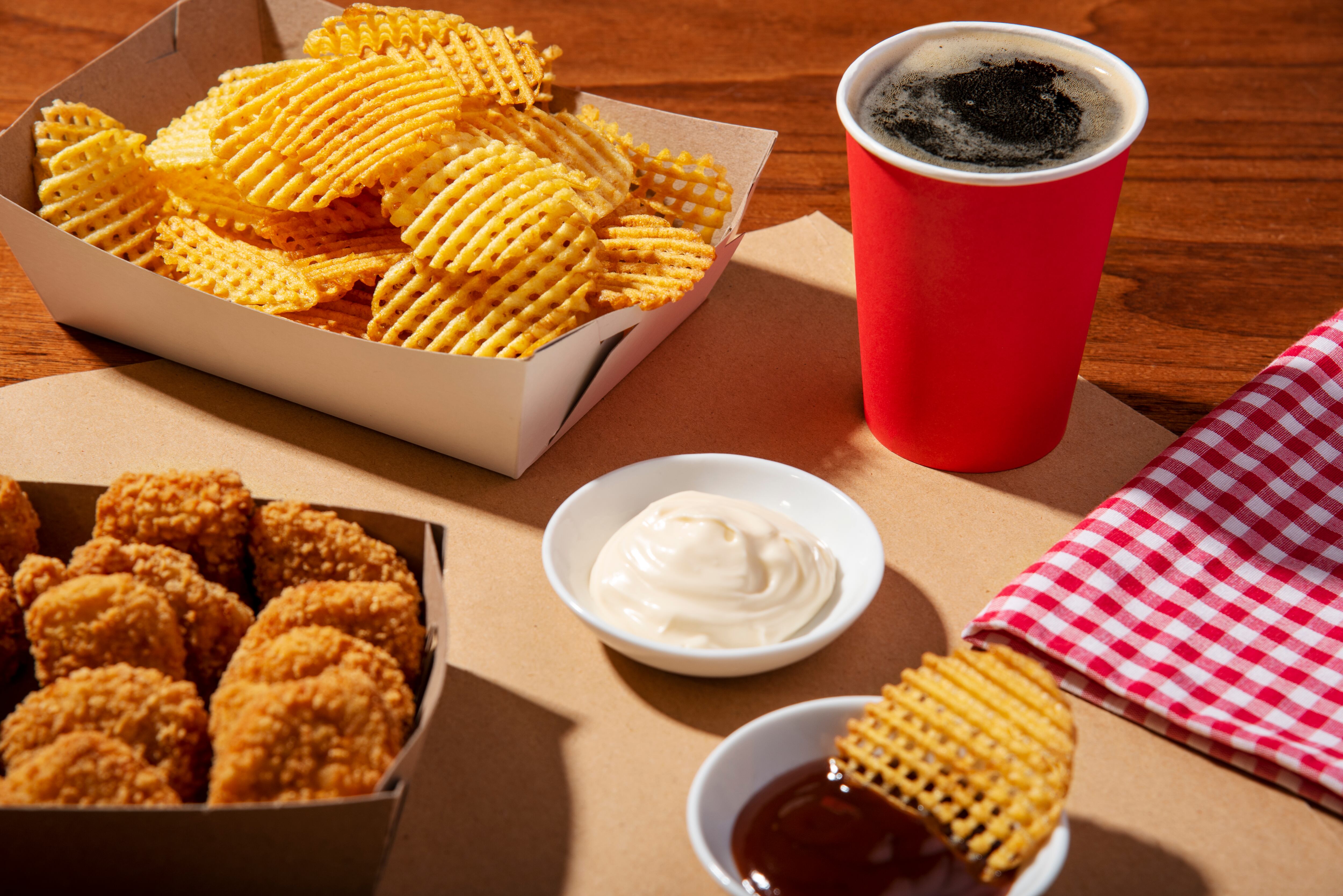 La velocidad de consumo de alimentos ultraprocesados impide que el cerebro registre la saciedad, aumentando el riesgo de mala salud (Crédito: Freepik)