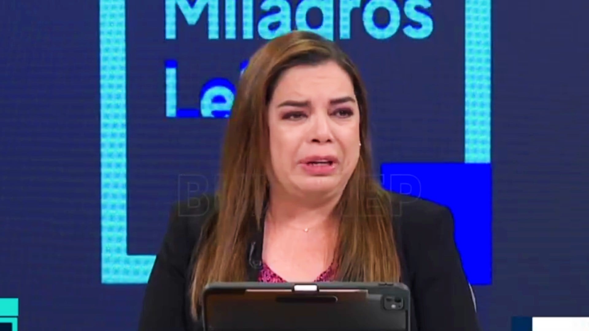 Milagros Leiva rompe en llanto al enterarse en vivo del fallecimiento de su padre. (Captura: Willax)