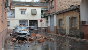 El terremoto de Granada, en imágenes: desprendimientos, fachadas dañadas y una noche de alerta y al raso para numerosos vecinos