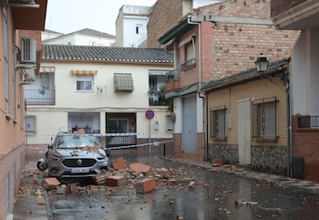 Vista de daños provocados por el terremoto de magnitud 5.2 este sábado en Granada (EFE/ Pepe Torres)