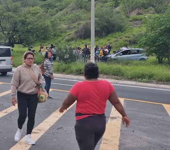 Ciudadanos bloquean una vía principal