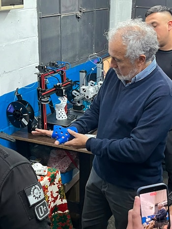 Camas ortopédicas y prótesis en una cárcel de San Martín