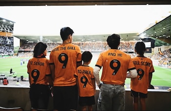 Daniela Basso, esposa de Raúl, público una foto con su familia en las gradas agradeciendo el inmenso apoyo brindado a Jiménez en su regreso al club. (Instagram/ @danielabassom)