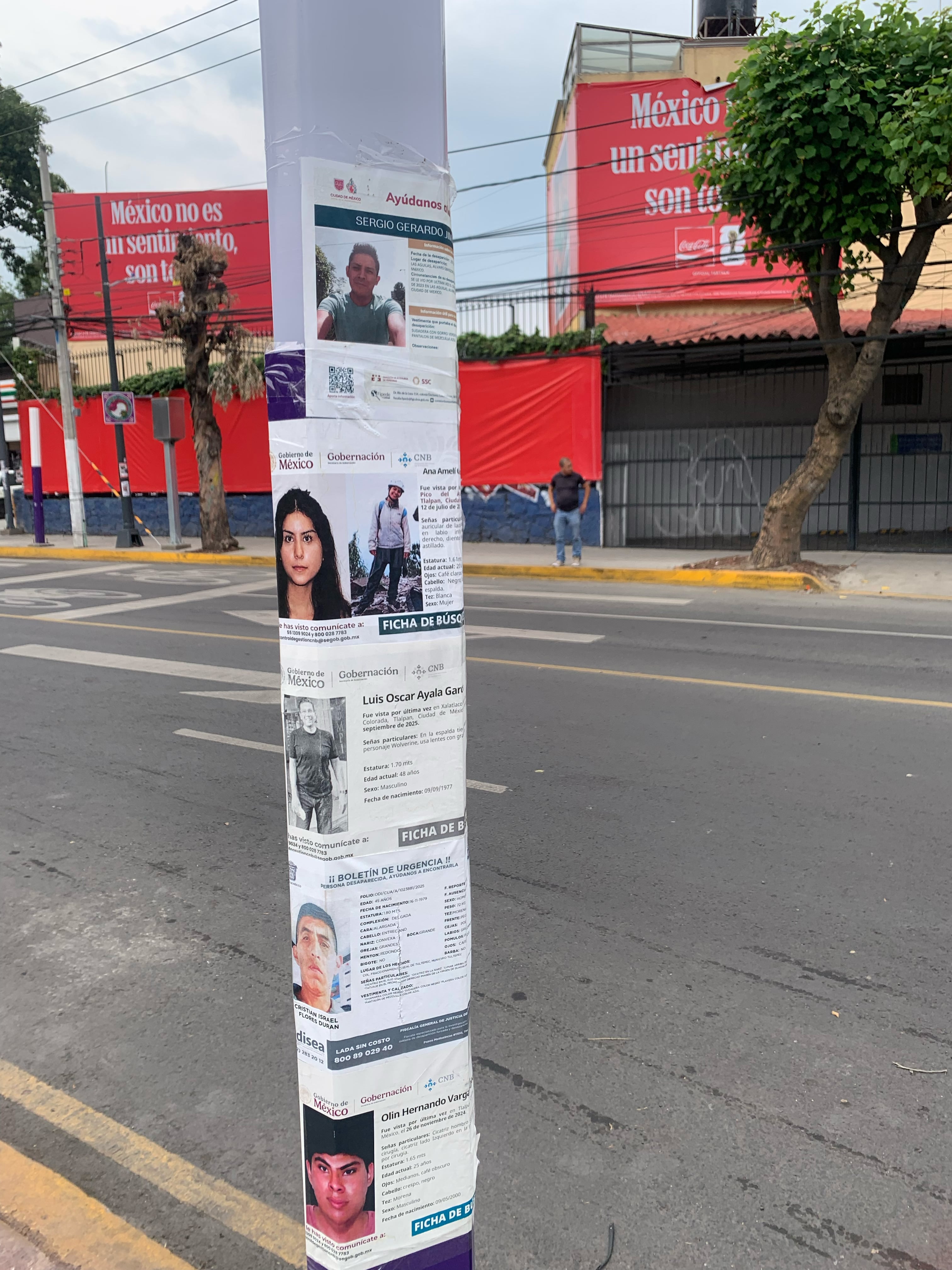 Aunque buena parte de las denuncias y fichas de búsqueda fueron retiradas este 10 de mayo, algunas aún permanecen tapizando la publicidad alrededor del estadio. (Foto: Raúl A. González/Infobae México)