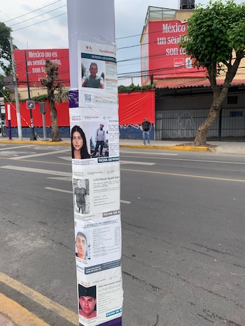 Aunque buena parte de las denuncias y fichas de búsqueda fueron retiradas este 10 de mayo, algunas aún permanecen tapizando la publicidad alrededor del estadio. (Foto: Raúl A. González/Infobae México)