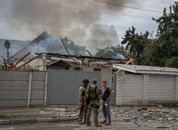 Militares hablan con un residente local mientras continúa el ataque de Rusia a Ucrania, en Lysychansk, región de Luhansk (REUTERS/Serhii Nuzhnenko)