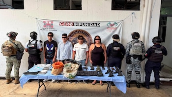 Fueron detenidos cuatro presuntos integrantes de un grupo delictivo: Juan José “N”, de 26 años; Maclovio Nicolás “N”, de 40; Ocario “N”, de 24, y Lisset Pamela “N”, de 20 años.(Facebook Fiscalía General del Estado de Chiapas)