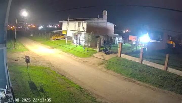 Tiró abajo un portón para huir de dos motochorros y el pitbull de su vecino lo salvó del robo