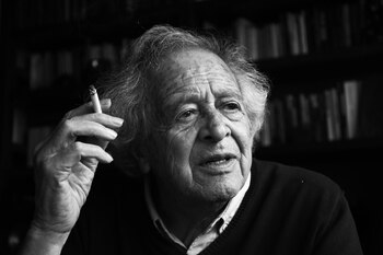 En blanco y negro. (Juan