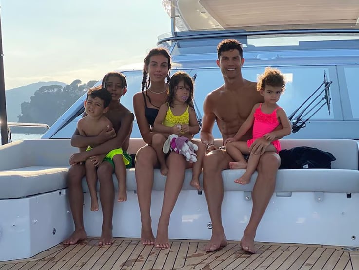 Georgina y Cristiano con sus hijos durante unas vacaciones (@cristiano)