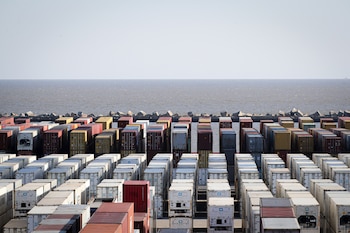 Fotografía de contenedores en el