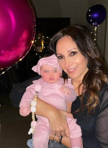 Ana García Moritán, en brazos