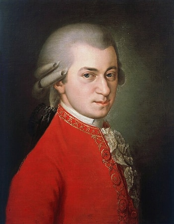 En 1791, Mozart integró símbolos y motivos inspirados en la iconografía del templo de Isis en la escenografía y vestuarios de La flauta mágica (Wikimedia)