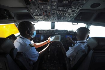 Imagen de referencia: pilotos operan un avión Boeing durante un viaje de demostración (REUTERS/Tiksa Negeri)