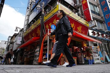 Peatones caminan frente a una