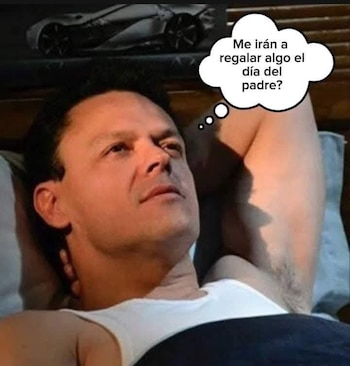 Un hombre con camiseta blanca recostado en la cama, con brazo derecho detrás de la cabeza. Burbuja de diálogo con texto. Fondo con coche deportivo