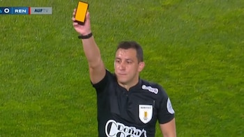 Uruguay estrenó las tarjetas virtuales: la revolución tecnológica que abrió un debate sobre las reglas en el fútbol