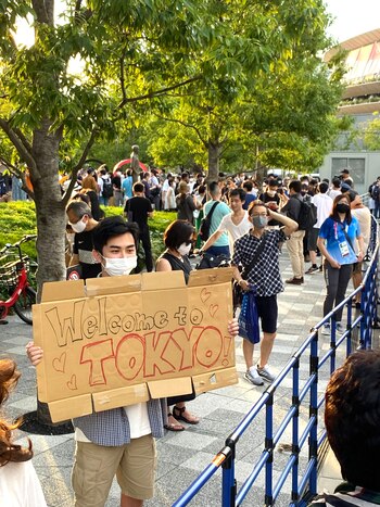 Tokio y ciudadanos dando la bienvenida