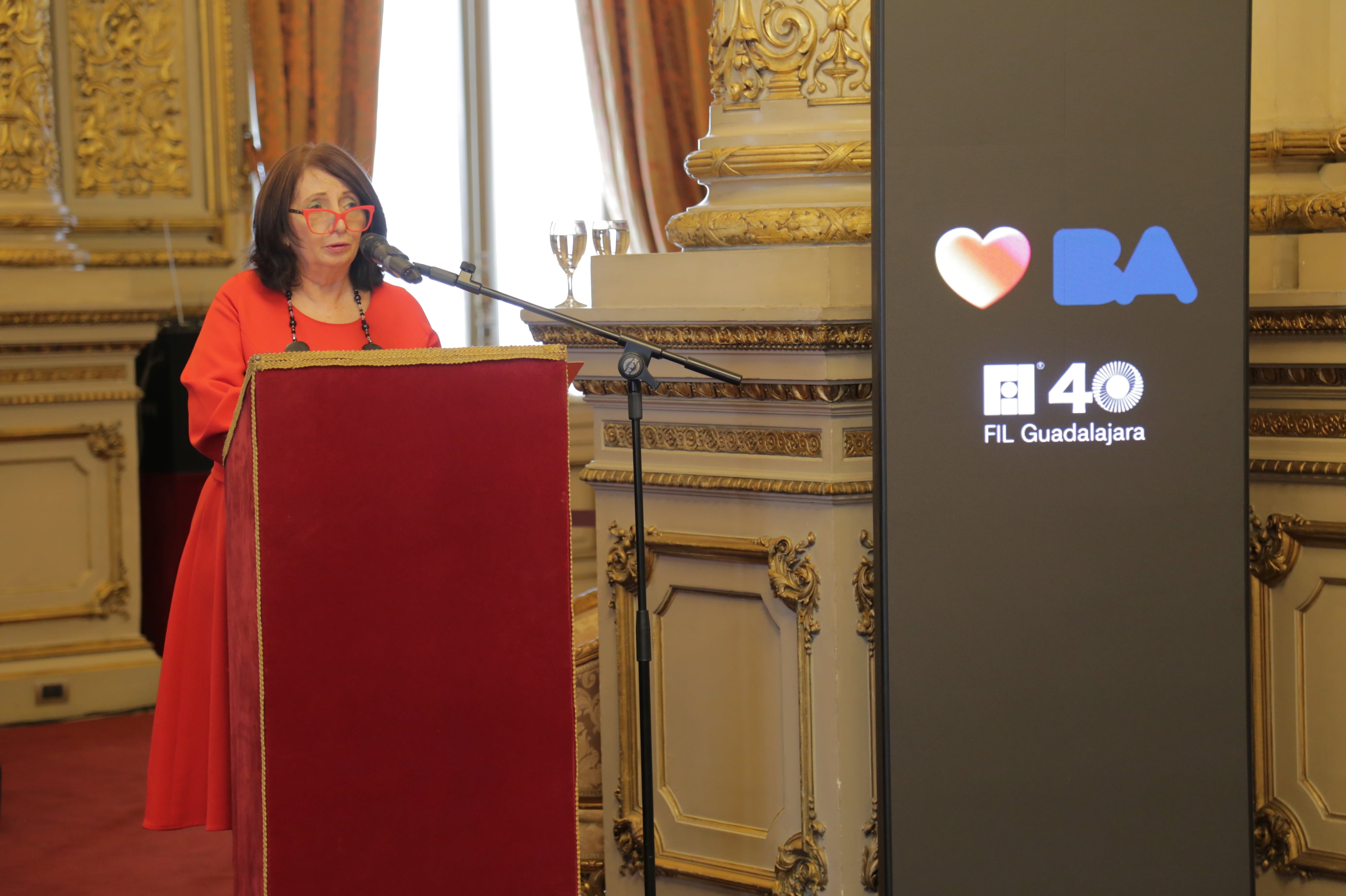 Marisol Schulz Manaut, directora general de la Feria Internacional del Libro de Guadalajara, durante el acto institucional realizado en el Salón Dorado del Teatro Colón
