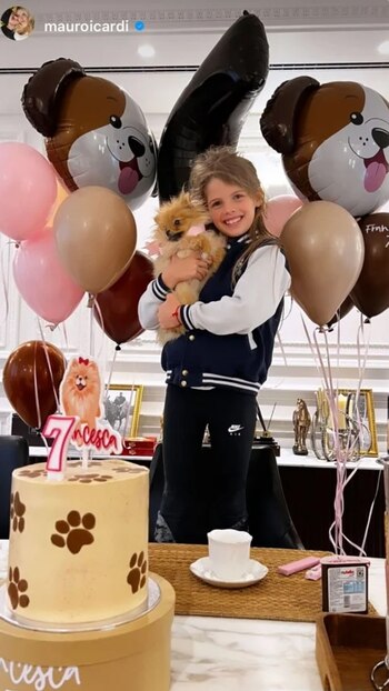 Sonriente y feliz por la