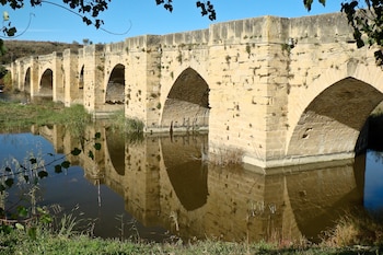 Un puente de sillares grandes sobre las aguas del río