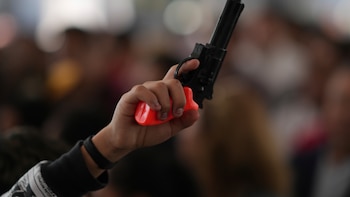 Un niño de 13 años se salta el colegio para atracar una oficina de Correos con una pistola de juguete: consigue robar 500 euros