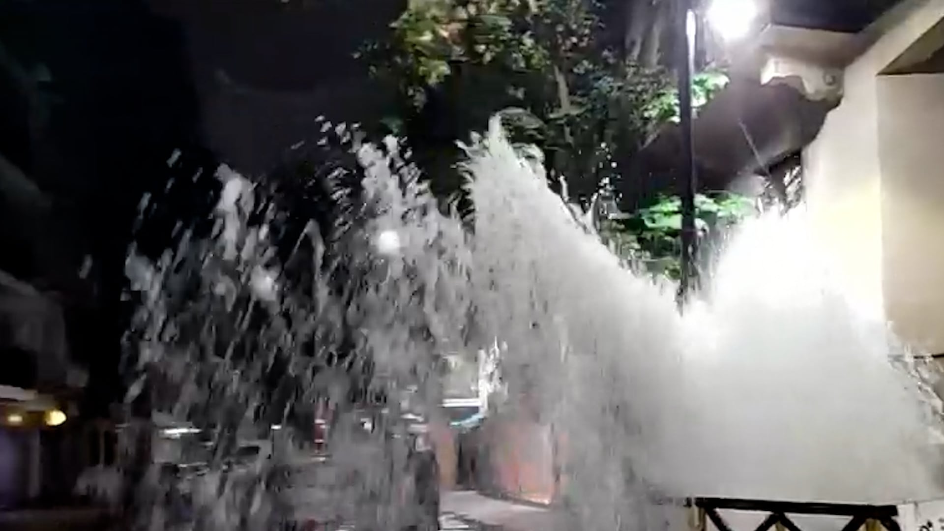 Una fuerte cantidad de agua escapa de un caño roto en Recoleta