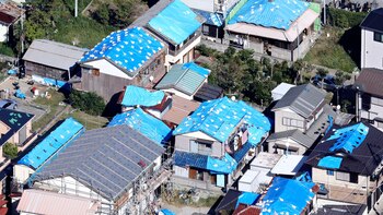 Esta foto del 9 de octubre muestra los techos cubiertos de chapa de las casas dañadas por el tifón Faxai en Kyonan, cerca de Tokio. La agencia meteorológica de Japón advierte que un poderoso tifón puede traer lluvias torrenciales al centro de Japón durante el fin de semana. (Noticias de Kyodo vía AP)