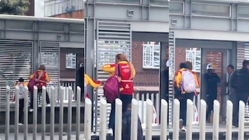 Dos mujeres, presuntamente funcionarias de la Alcaldía de Bogotá, fueron captadas en video colándose en Transmilenio: “Yo sigo su ejemplo”