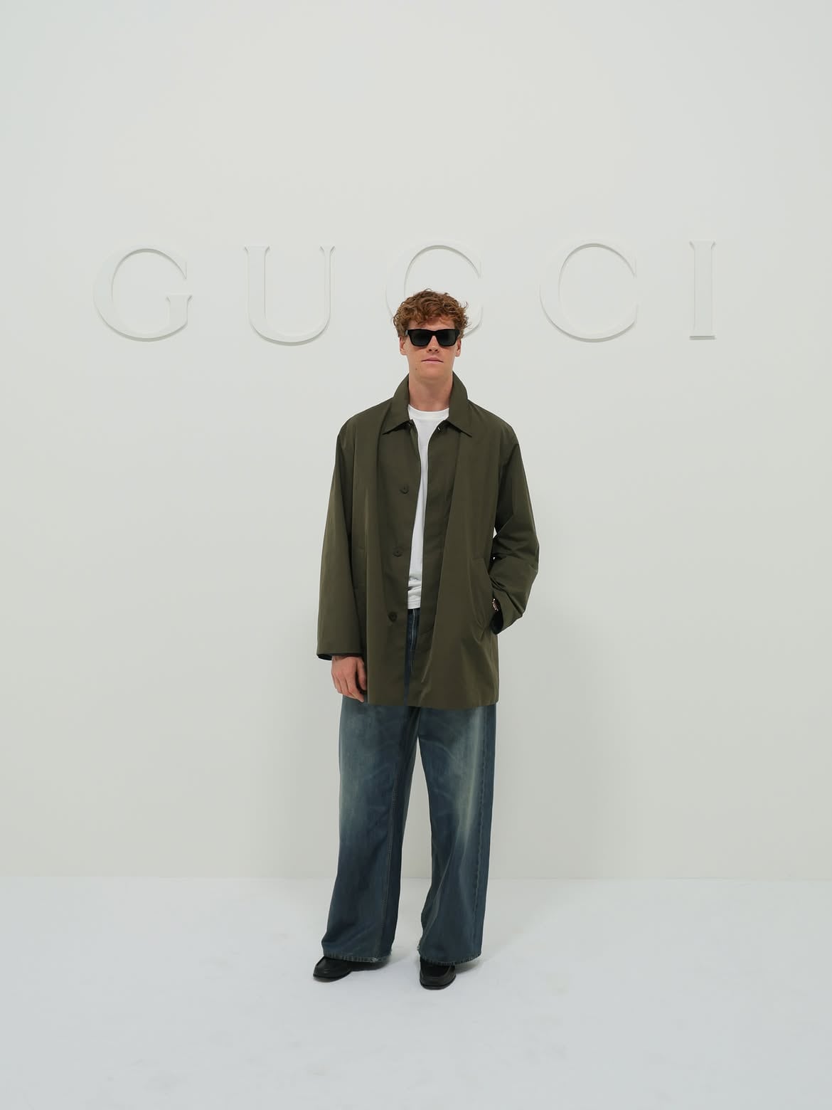 Jannik Sinner asistió al desfile de Gucci con una sobrecamisa verde oliva sobre una camiseta blanca