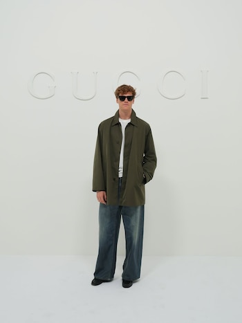 Jannik Sinner asistió al desfile de Gucci con una sobrecamisa verde oliva sobre una camiseta blanca
