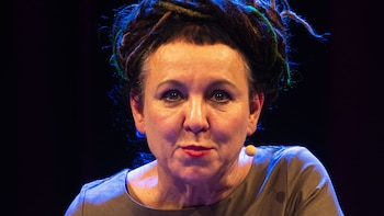 “Cariño, dime qué música crees que escucharían mis personajes”: Olga Tokarczuk anuncia que la IA llegó... hace rato