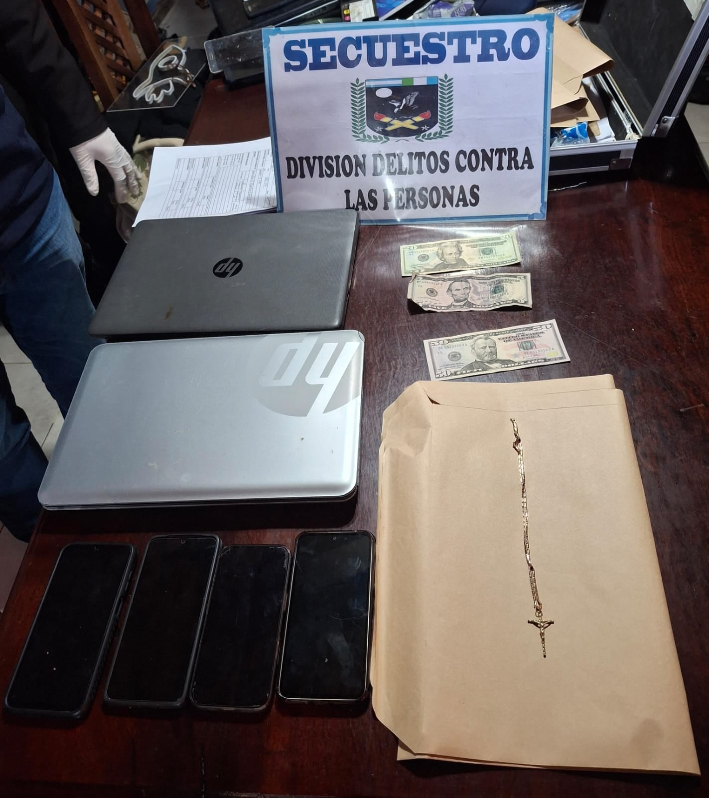 Los agentes incautaron cuatros teléfonos celulares, dos notebooks, dólares y una cadena