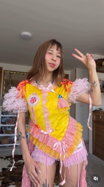 La creadora de contenido mostró la primera de las 48 intervenciones a las camisetas mundialistas, al estilo rococó - crédito @emilyrococo/Instagram