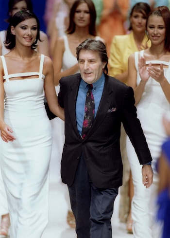 El diseñador camina entre