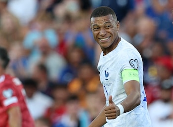 Mbappé gesticula en un partido