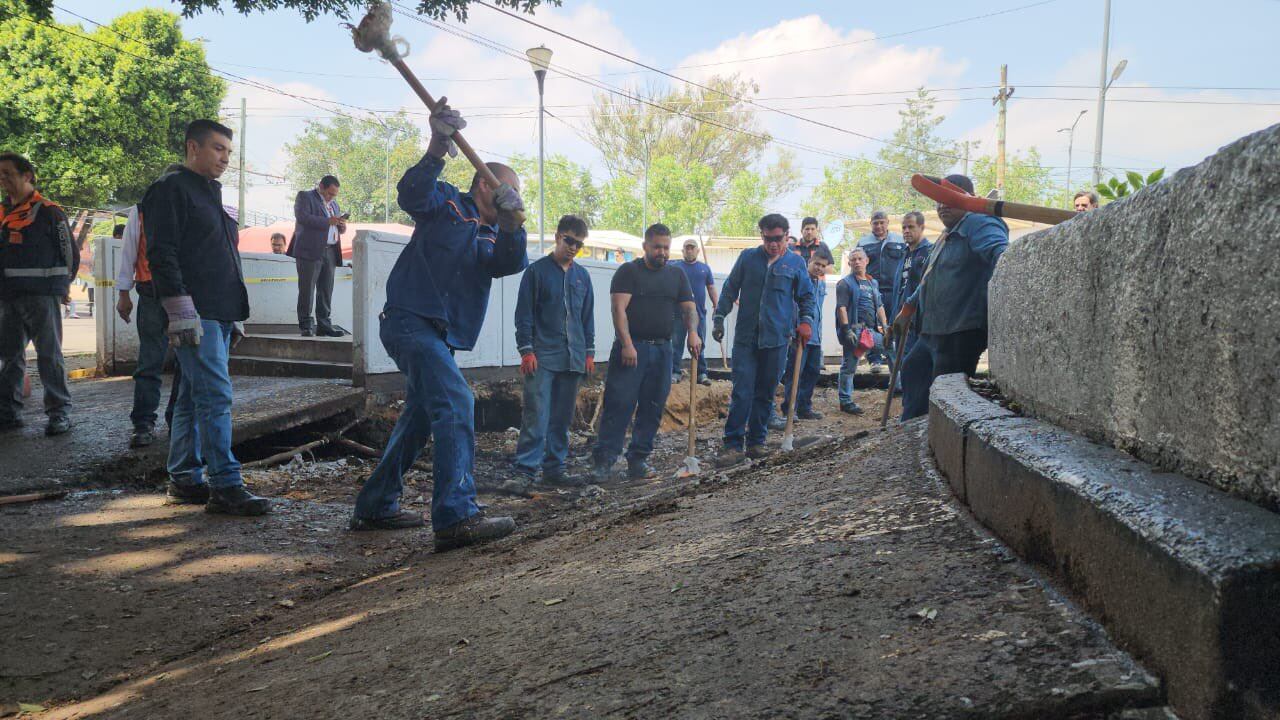 Las labores por el hundimiento en esta estación de la Línea 7 del Metro de CDMX comenzaron desde la tarde de este martes 26 de agosto. Foto: X/@AdrianRubalcava.