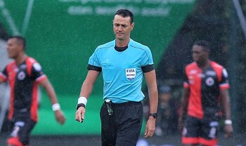 Bogotá. Febrero 23 de 2020. En el estadio Metropolitano de Techo, La Equidad enfrenta al Cúcuta Deportivo en el marco de la sexta fecha de la Liga BetPlay I 2020. En la foto: Wilmar Roldán, Árbitro (Colprensa - Camila Díaz)