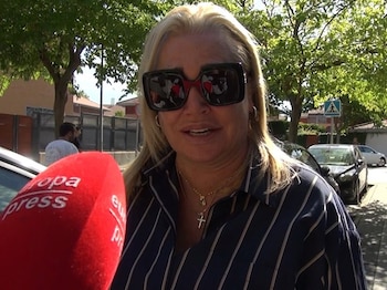 12/10/2026 Belén Esteban responde a Beatriz Trapote y Amador Mohedano con una advertencia.
Belén Esteban ha vuelto a pronunciarse sobre la polémica que la enfrenta a la familia Janeiro y al entorno de los Mohedano. Después de las últimas declaraciones de Beatriz Trapote sobre su relación con la hija de la colaboradora y de las críticas de Amador Mohedano, la colaboradora ha reaparecido ante las cámaras y, aunque ha intentado evitar alimentar el conflicto, ha negado algunas de las afirmaciones que se han hecho públicas. "Tengan mucho cuidado con lo que dicen, porque yo me entero de todo, de todo, y no voy a hacer más declaraciones", ha advertido.
EUROPA ESPAÑA SOCIEDAD