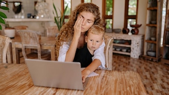 España avanza en conciliación familiar sobre el papel, pero no en la práctica. (Canva)