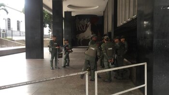 Fuerzas chavistas bloquean el ingreso