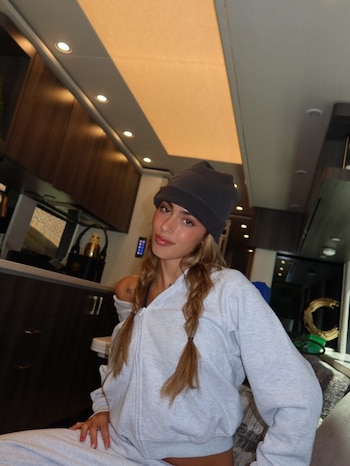 La última foto del álbum muestra a Stoessel en el interior de un motorhome o bus de gira, con buzo gris, gorra beanie y el cabello en dos trenzas