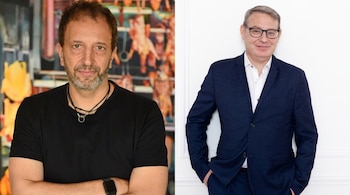 Composición dividida: a la izquierda, un hombre con camiseta negra; a la derecha, un hombre con gafas y traje azul sobre un fondo blanco.