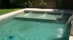Así es la cascada que Manuel Adorni ordenó construir en la pileta de su casa del country Indio Cuá