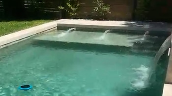 Así es la cascada que Manuel Adorni ordenó construir en la pileta de su casa del country Indio Cuá