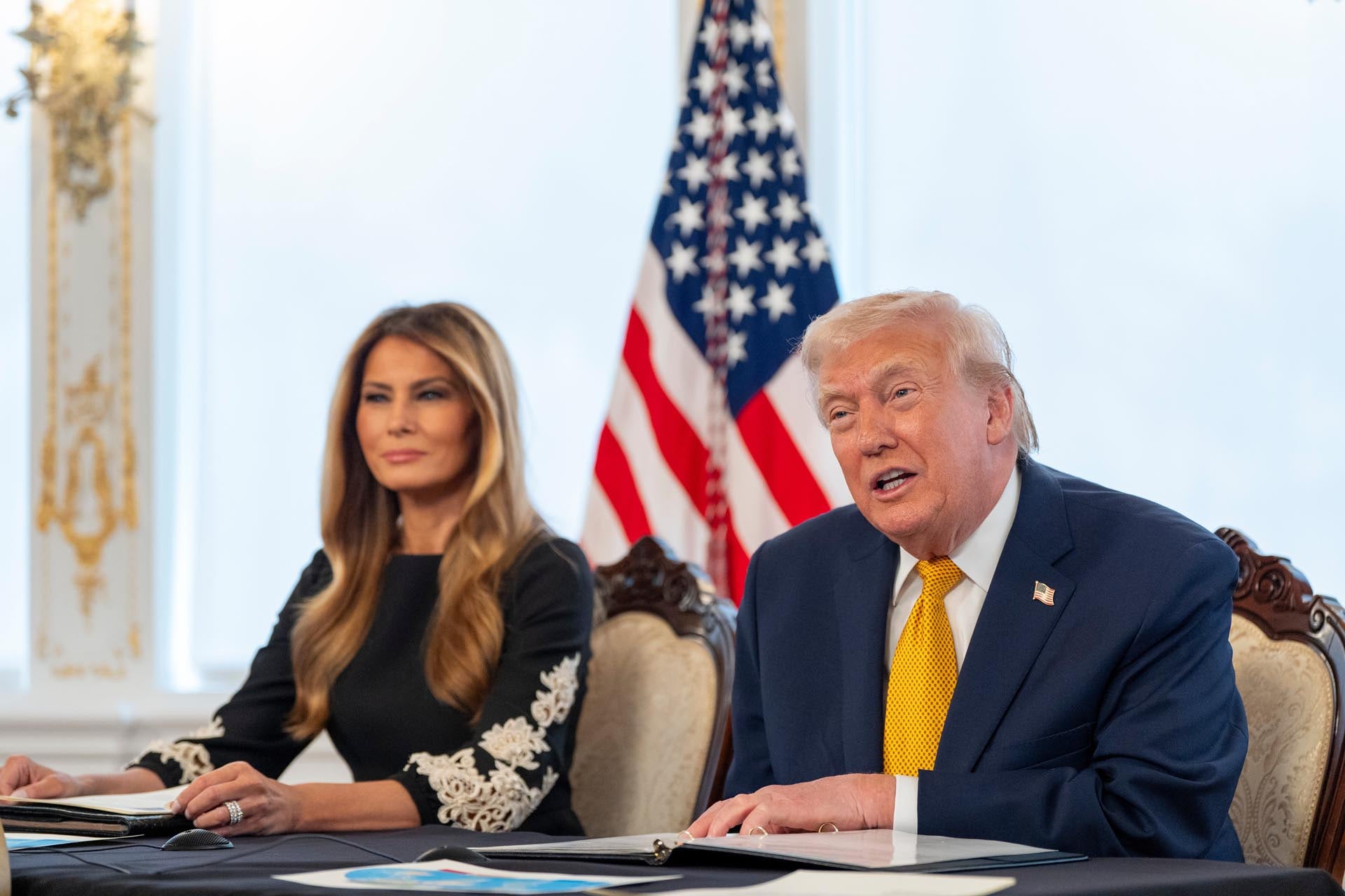 El presidente Donald Trump, acompañado por la primera dama Melania Trump, habla durante una llamada con militares en su club Mar-a-Lago, el miércoles 24 de diciembre de 2025, en Palm Beach, Florida. (Foto AP/Alex Brandon)