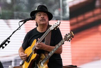Carlos Santana, de 74 años,