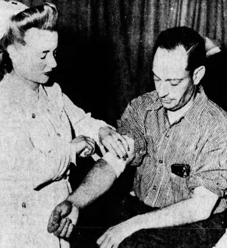 Nathan Leopold (a la derecha) donando sangre a una unidad móvil de la Cruz Roja en la Penitenciaría de Stateville, cerca de Joliet, Illinois, el 22 de marzo de 1944. Leopold cumple cadena perpetua por el asesinato de Bobby Franks, ocurrido en 1924. A la izquierda aparece la enfermera, la Sra. Joseph B. East. (AP Photo)