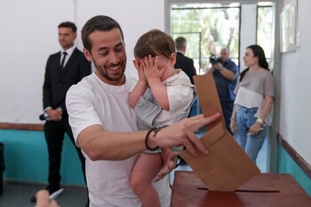 Un votante emite su voto durante la segunda vuelta de las elecciones presidenciales en Canelones, Uruguay, el domingo 24 de noviembre de 2024. (Foto AP/Matilde Campodónico)